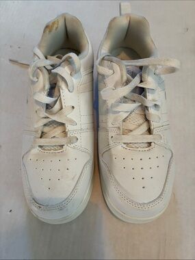 Kids Shaq White Lace-Up Athletic Shoes Size Youth 2 in Good Condition